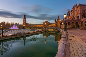 Obraz premium La Plaza de España de Sevilla al atardecer en un fantástico dia de Otoño.