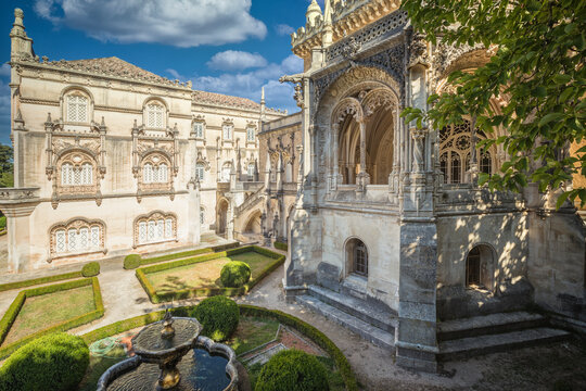 Edificio Cl&aacute;sico de Bu&ccedil;aco (Busaco) en Portugal.