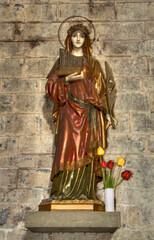 Fototapeta premium Statue de sainte Cécile dans l'église de Molló, Catalogne, Espagne