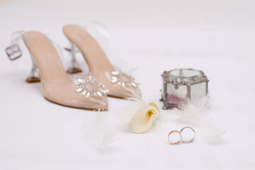 wedding rings with flower feathers and glass box