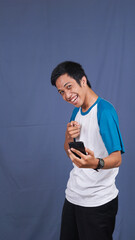 asian man pointing at the green screen handphone