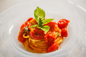 Spaghetti al pomodoro fresco con basilico fresco