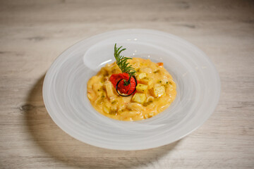 Pasta e patate con pomodoro, patate a quadratini e provola affumicata filante