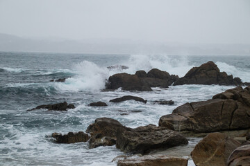 olas golpeando las rocas en el mar