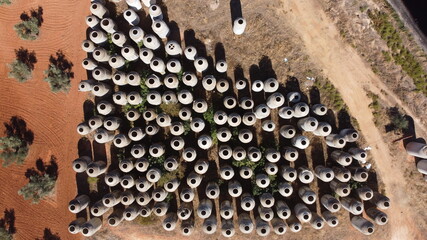 Perspectiva aérea de campos de olivos y depósitos de agua en España
