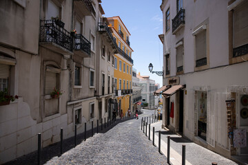 Fototapeta na wymiar Calles de Lisboa en un día soleado