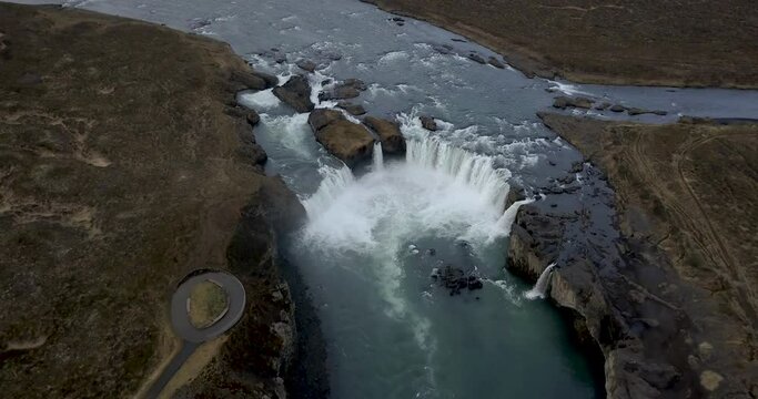 Cascada Islandia drone 4k &oacute;rbita 