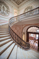 Escaleras singulares en biblioteca de lisboa