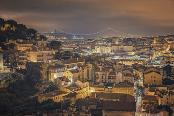 Fototapeta na wymiar Calles de Lisboa por la noche.