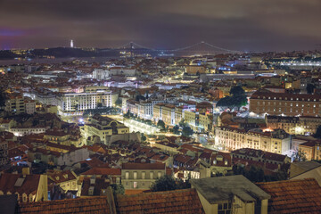 Fototapeta na wymiar Calles de Lisboa por la noche.