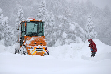 大雪の中を歩く人（豪雪地帯の冬）