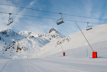 Estación de esquí y pista con telesillas en el pirineo aragonés. 