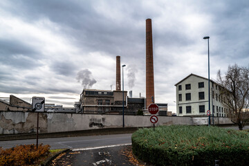 Fototapeta premium site industriel proche de la ville 2