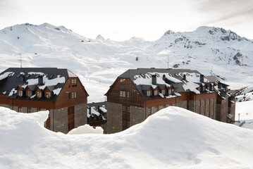 Zona residencial rodeada de nieve en una estaci&oacute;n de esqu&iacute; del pirineo aragon&eacute;s. 