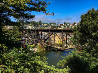 Malerisches Natur Panorama mit Felsenküste und einsamen Stränden am Pacific Coast Highway 1 -...