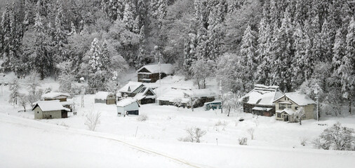 大雪に見舞われた集落（豪雪地帯のイメージ） © tokyo studio