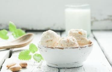 Ketogenes Speiseeis Ketogene Ernährung Eis Kugeleis Eisbecher Mandelmilch Vanillieeis