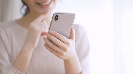 スマートフォンを使う若い女性