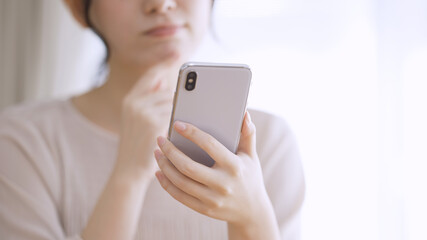 スマートフォンを使う若い女性