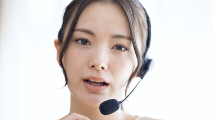オンライン会議をする若い女性