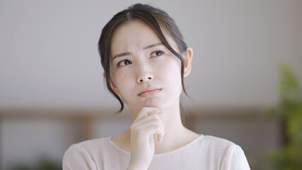 考えている若い女性