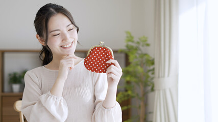 財布を持っている若い女性