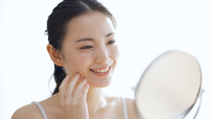 若い女性がスキンケアをしている