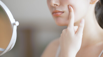 若い女性がスキンケアをしている