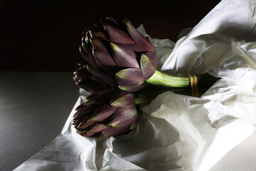 Mazzo di carciofi appena scartati, composizione in primo piano © Enzo Pancaldi