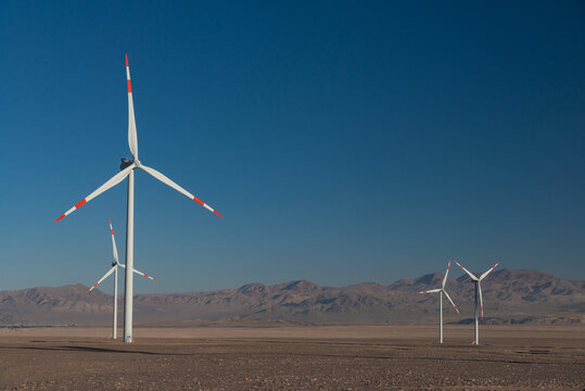 Parque e&oacute;lico em Calama no deserto de Atacama no Chile. 