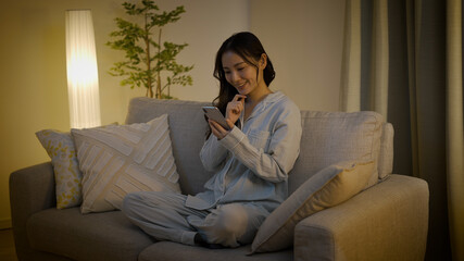 Fototapeta premium スマートフォンを使う若い女性