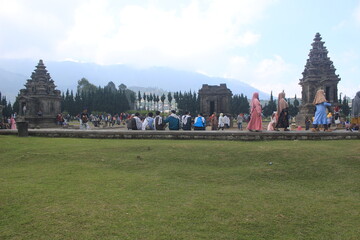 Obraz premium This photo is a photo of a tourist on vacation at the Dieng Temple complex. the location of the Dieng Plateau, Central Java, Indonesia. 
