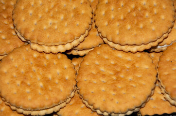 many round biscuits with filling