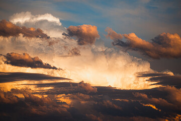 Dramatische Gewitterwolken bei Sonnenuntergang