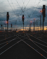 Aussicht auf die Gleise beim Bahnhof während des Sonnenuntergangs