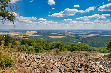 Landschaft kleiner Gleichberg mit steinigem Wald in Südthüringen