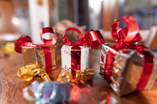 Natale, regali e pacchetti e pacchettini dono per grandi e piccini, con dolciumi e prelibatezze per le feste e il Buon Anno Nuovo