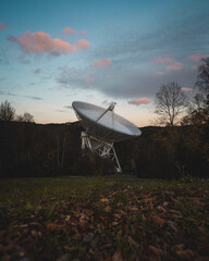 Satellitenschüssel bei Dämmerung in der Eifel