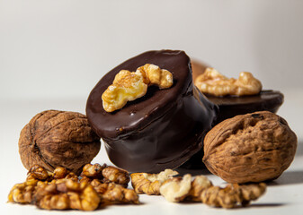 Alfajor de menta y nuez con dulce de leche y bañado en rico chocolate amargo