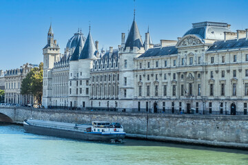 Obraz premium The Seine River and the Conciergerie in Paris