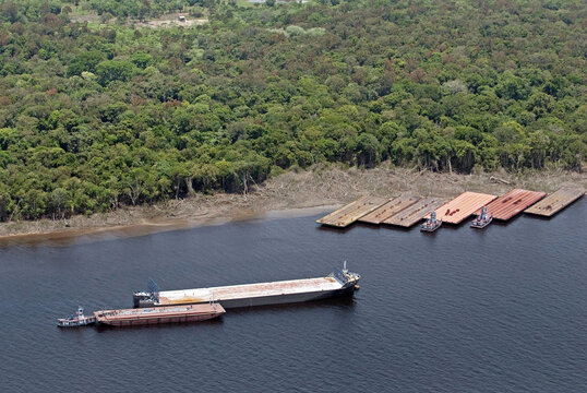 Vista a&eacute;rea de chatas de transporte de ve&iacute;culos em rio nas proximidades de Manaus