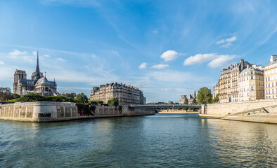 Fototapeta premium beautiful buildings along the banks of the seine seen from the boat