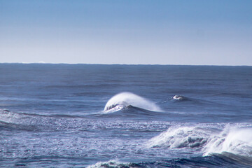 grandes olas en el mar atlantico