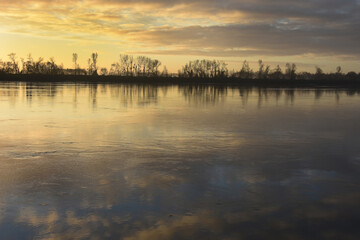 Eau calme, teinte jaune petit matin Loire. 