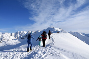 Fototapeta na wymiar Turysci na szlakach w Tatrach, Kasprowy Wierch zima 