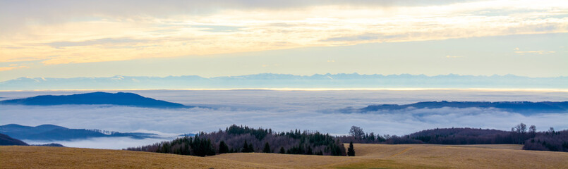 Fototapeta na wymiar landscape with a sea of fog in the valley seen from the mountain