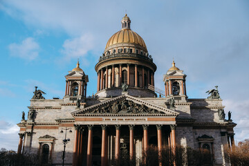 Fototapeta na wymiar The largest Orthodox church in St. Petersburg on St. Isaac's Square