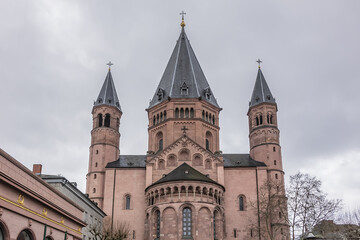 Roman Catholic Mainz Cathedral or St. Martin's Cathedral (Der Hohe Dom zu Mainz, from 975 AD). In Old Town of Mainz rise the six towers of St. Martin's Cathedral. Mainz, Rhineland-Palatinate, Germany.