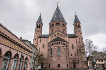 Roman Catholic Mainz Cathedral or St. Martin's Cathedral (Der Hohe Dom zu Mainz, from 975 AD). In Old Town of Mainz rise the six towers of St. Martin's Cathedral. Mainz, Rhineland-Palatinate, Germany.
