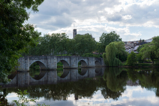 Limoges. Le pont Saint-Martial et la cathédrale. Vue. Paysage de Haute-Vienne, Limousin, France.